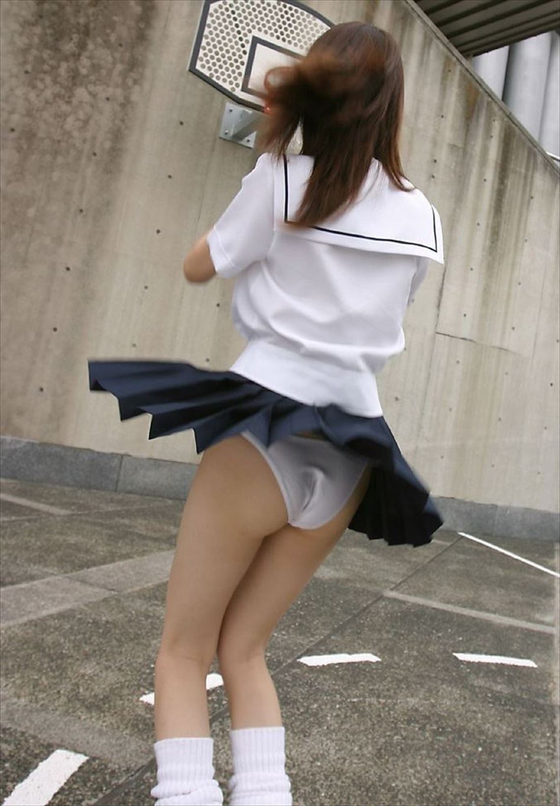 Japan upskirt with puppy