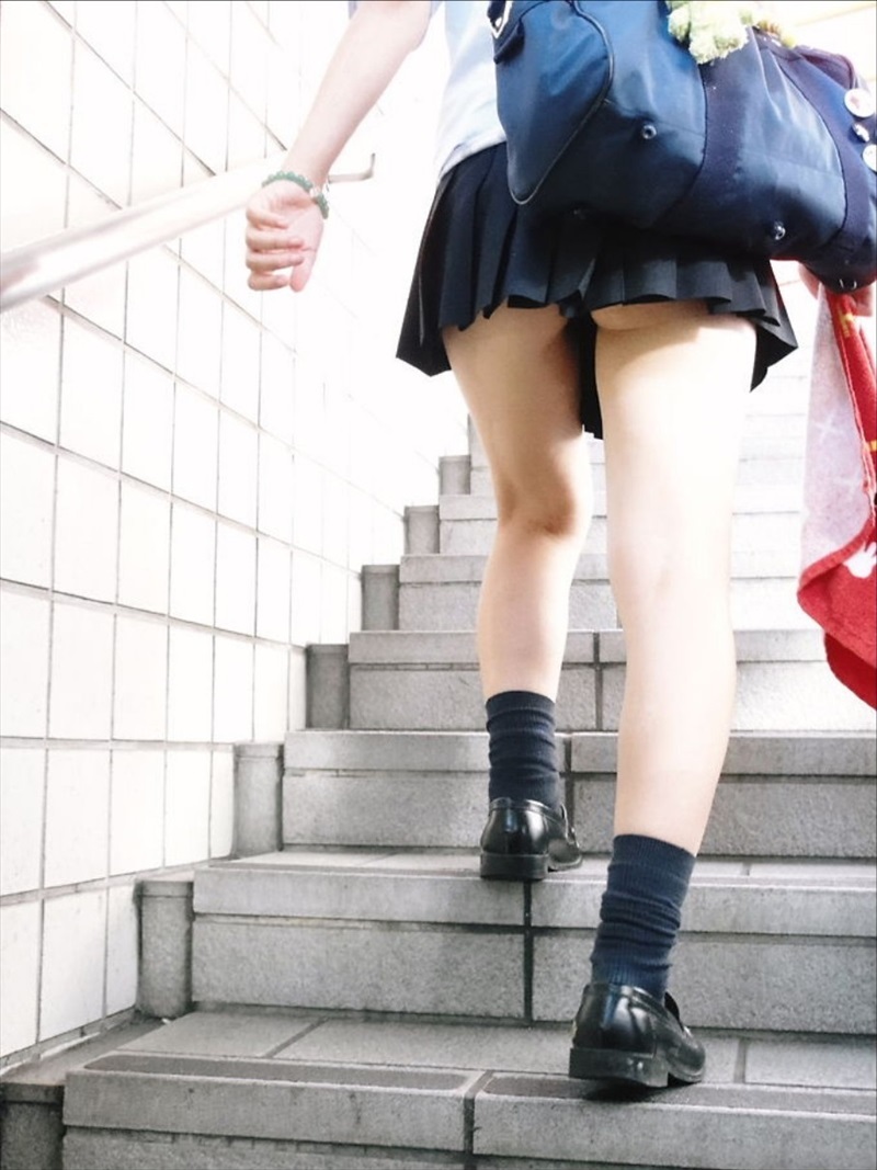 【女子高生エロ画像】高解像度で撮影された電車乗り場のJK綺麗 