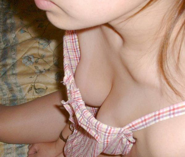 胸チラ乳首エロ画像