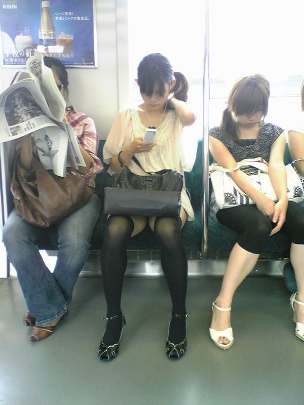 電車内スカート太ももパンティーエロ画像