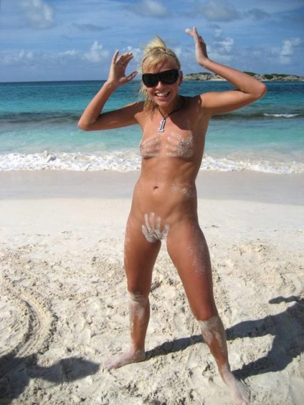 外国人女性ヌードビーチ美巨乳おっぱい全裸エロ画像