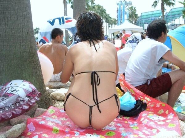 水着Tバックお尻食い込みビーチ股間エロ画像