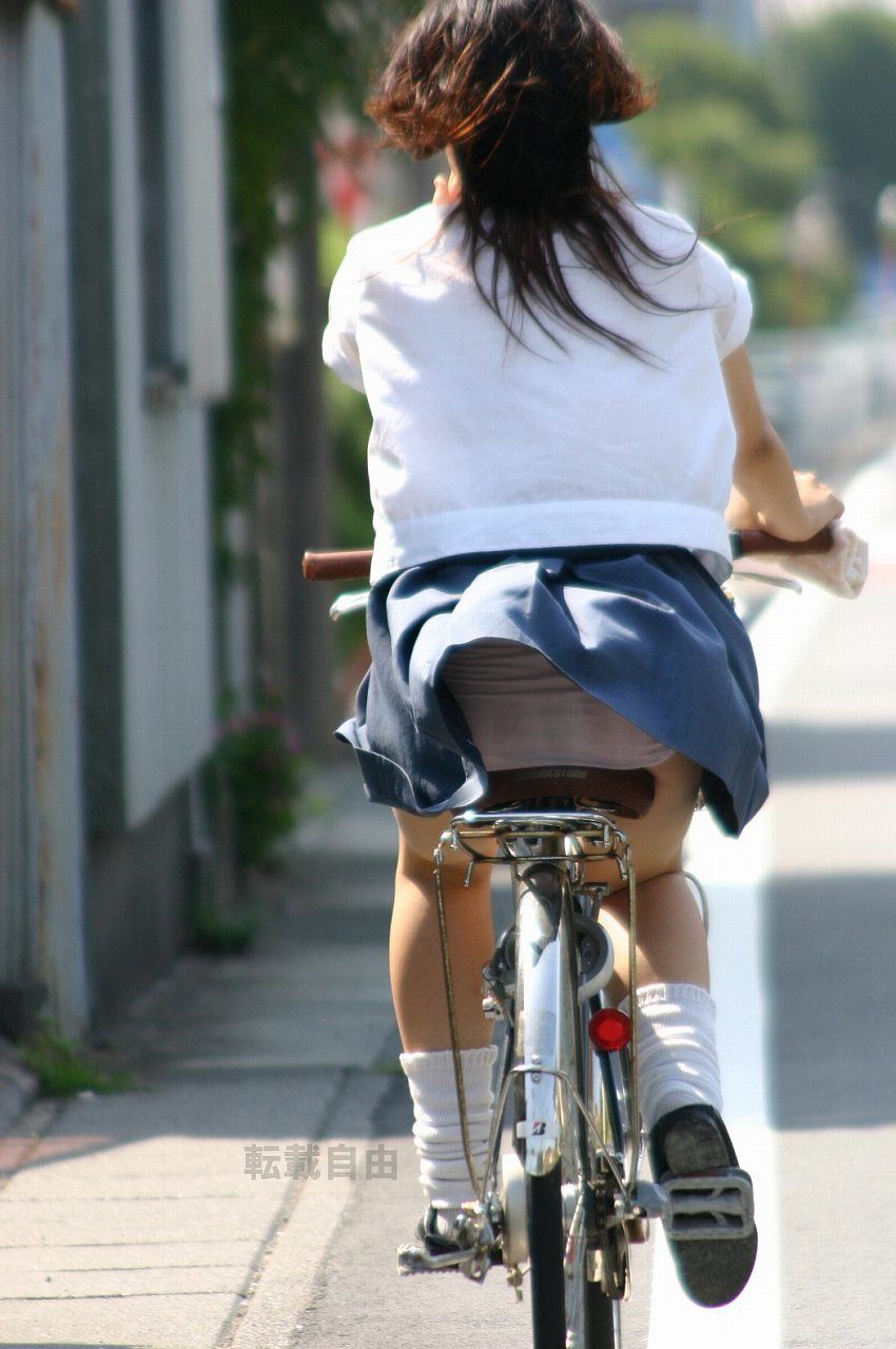 夏休みが終わったら楽しみが増えるｗｗ女子高生たちの快速自転車通学パンチラ画像ｗｗ
