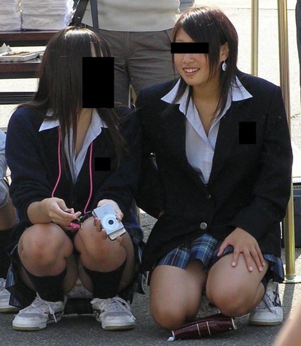 しゃがんだり座り込んだ女子校生のパンツエロ画像09