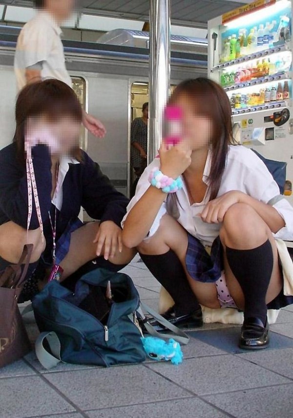 しゃがんだり座り込んだ女子校生のパンツエロ画像01