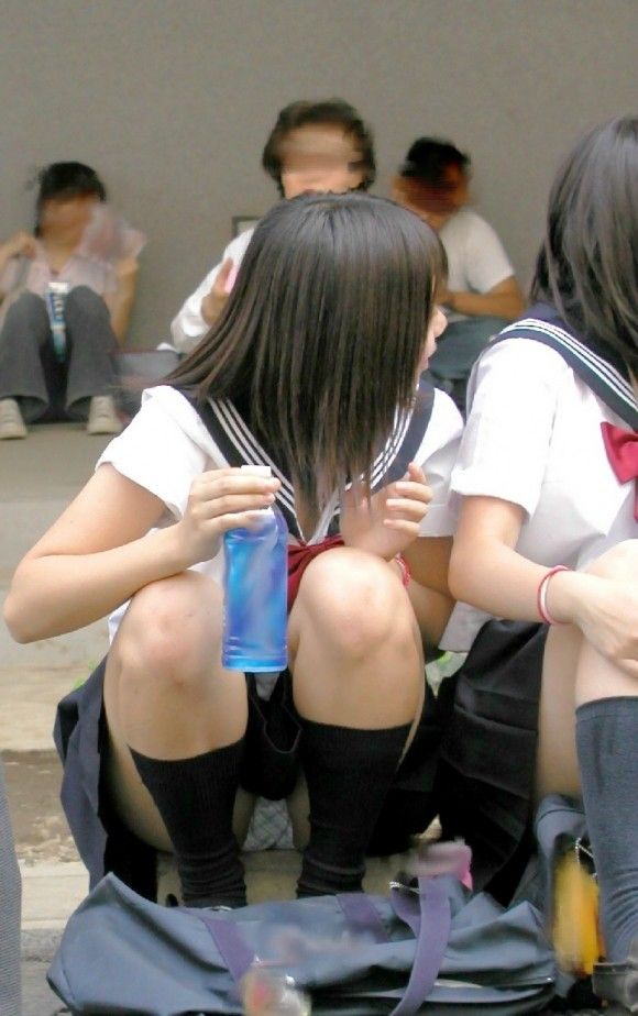 しゃがんだり座り込んだ女子校生のパンツエロ画像02
