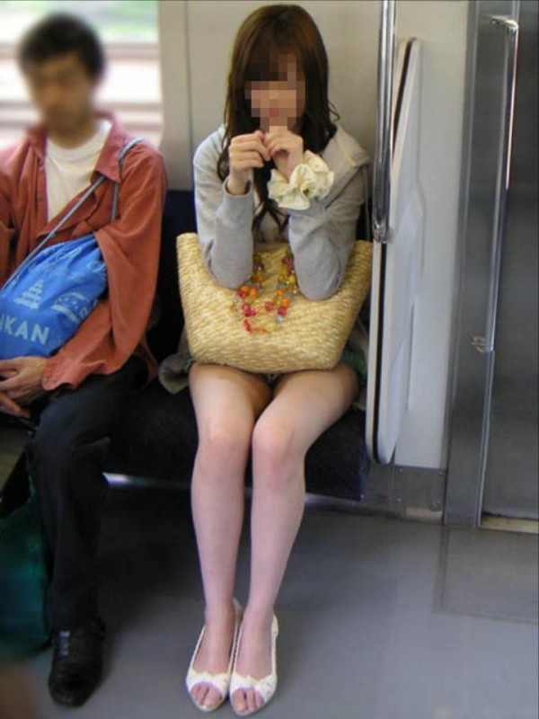 電車内でお姉さんパンモロ画像14