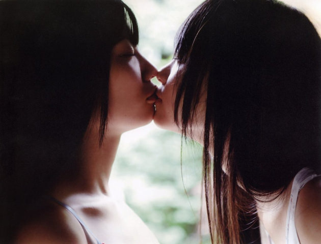 lesbian_kiss-25008s