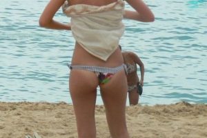 見るからに美しい素人女性たちがビーチでエロい水着姿を晒しながら海水浴を楽しんでいるエロ画像！目のやり場に困るほどエロくて最高ですｗ